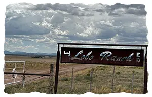 A sign that says " lobo ranch ".